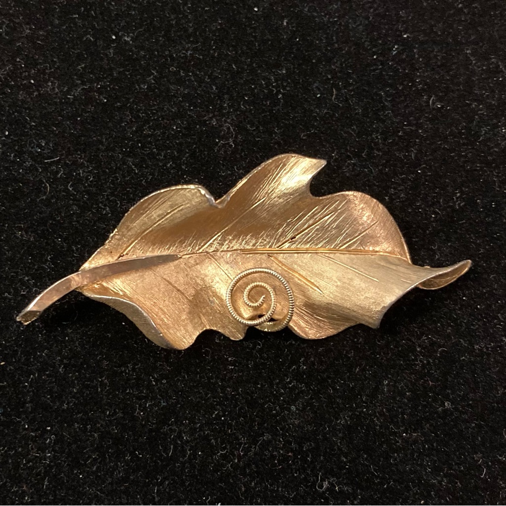 Vintage Bsk Gold Tone Leaf Brooch With Curlicue